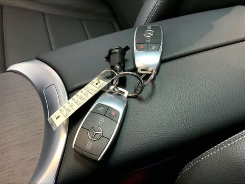 Used 2021 Mercedes-Benz GLC 300 4MATIC image 15