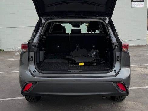 Certified 2024 Toyota Highlander XLE image 10