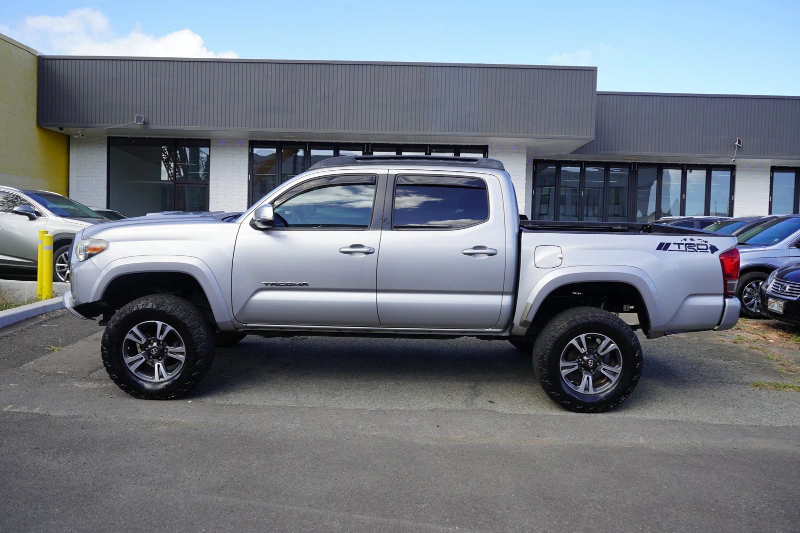 Used 2017 Toyota Tacoma TRD Sport RWD image 2