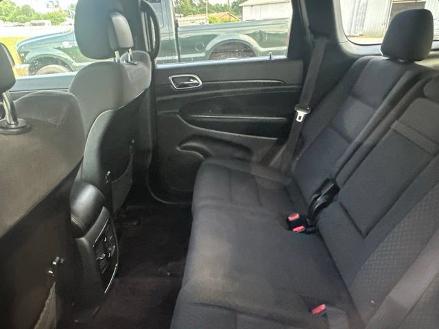 Used 2018 Jeep Grand Cherokee Laredo AWD/4WD image 9