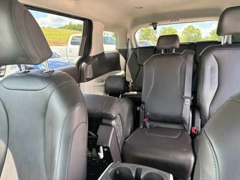 Used 2024 Kia Carnival LX FWD image 9