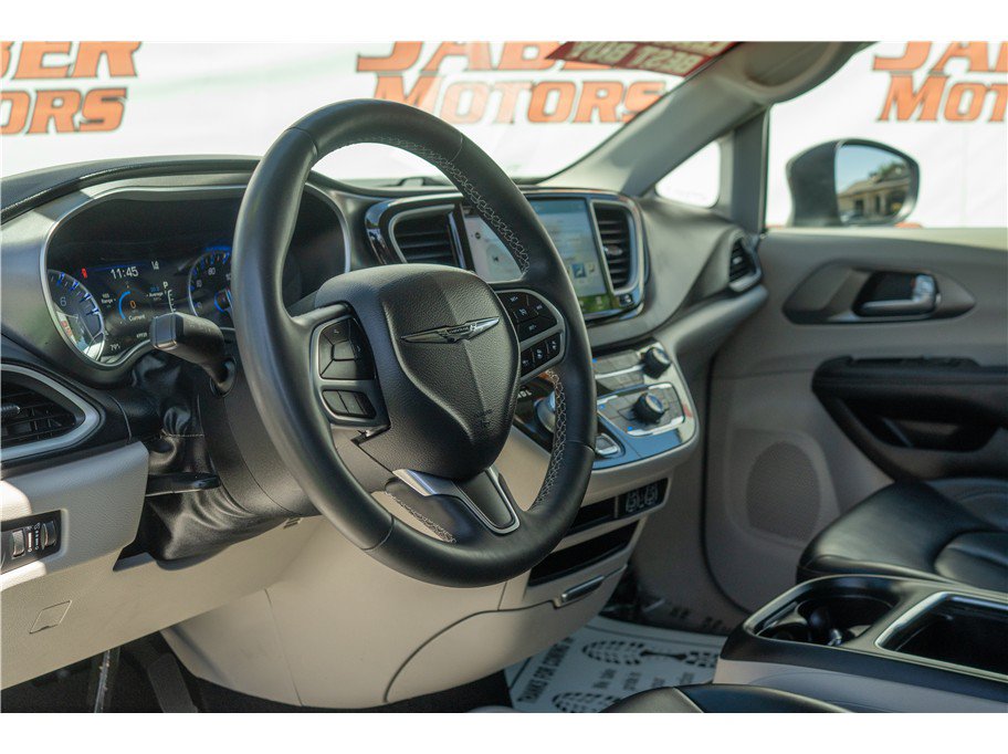 Used 2023 Chrysler Pacifica Touring-L FWD image 32
