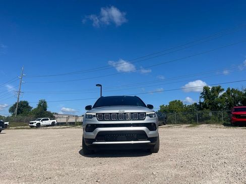 Used 2025 Jeep Compass Limited w/ Elite Group AWD/4WD image 4