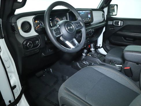 Used 2025 Jeep Wrangler Unlimited Sahara AWD/4WD image 17