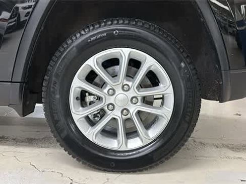 Used 2022 Jeep Grand Cherokee Laredo E image 9