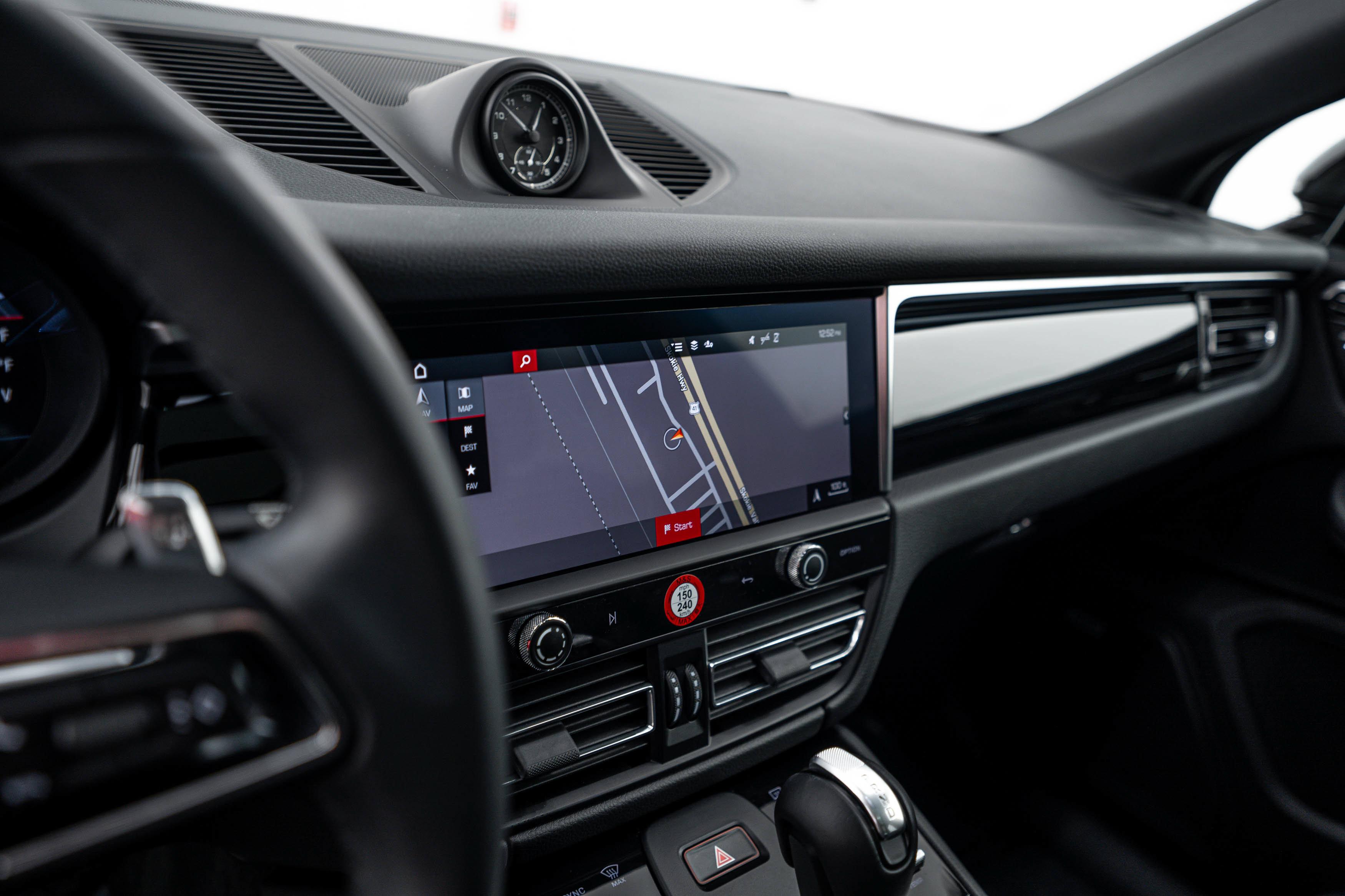 Certified 2023 Porsche Macan AWD/4WD image 13