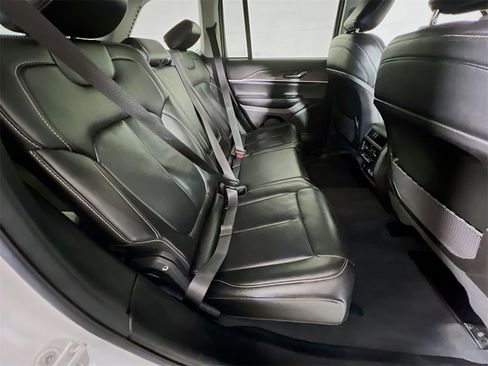 Used 2023 Jeep Grand Cherokee Limited image 24
