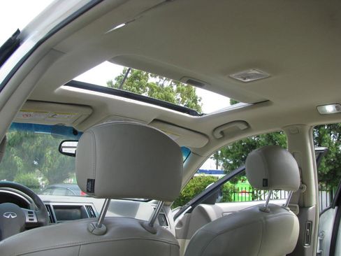 Used 2004 INFINITI FX35 2WD w/ Touring Pkg image 8