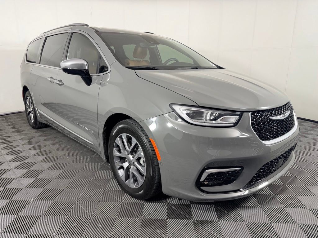 Used 2023 Chrysler Pacifica Pinnacle FWD image 5