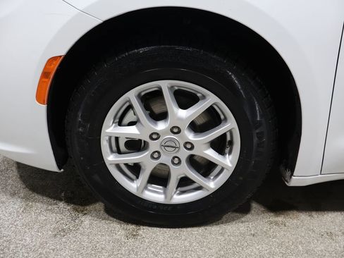 Used 2023 Chrysler Pacifica Touring-L image 8