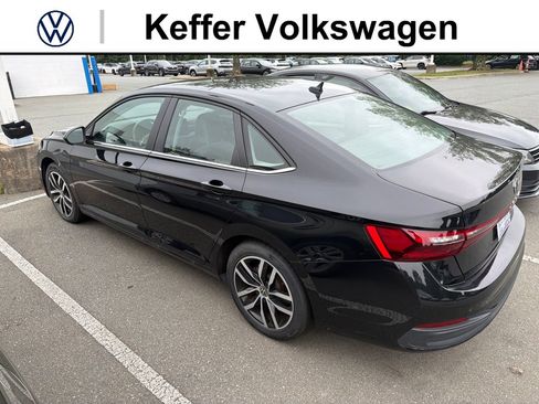 Used 2025 Volkswagen Jetta SE FWD image 4