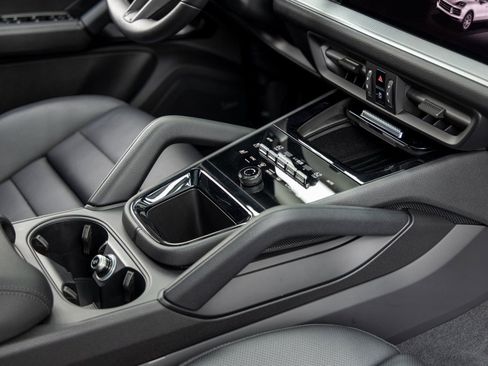 Certified 2025 Porsche Cayenne image 54