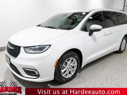 Used 2023 Chrysler Pacifica Touring-L FWD image 2