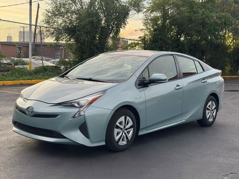 Used 2017 Toyota Prius Three FWD image 4