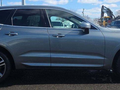 Used 2021 Volvo XC60 T5 Momentum w/ Premium Package image 7