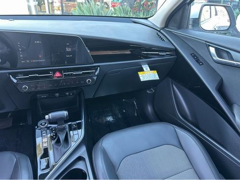 Certified 2025 Kia Niro EX image 13