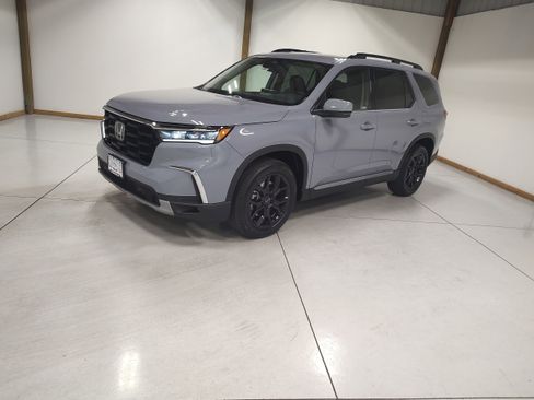 New 2025 Honda Pilot Touring image 4