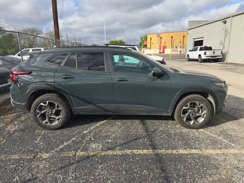 Used 2025 Chevrolet Trax LT image 2