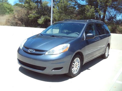 Used 2010 Toyota Sienna LE FWD image 5