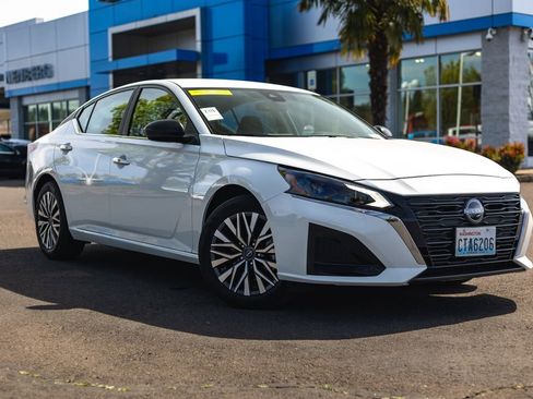 Used 2025 Nissan Altima 2.5 SV image 1