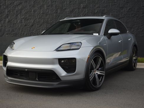Certified 2025 Porsche Macan 4S Electric AWD/4WD image 42