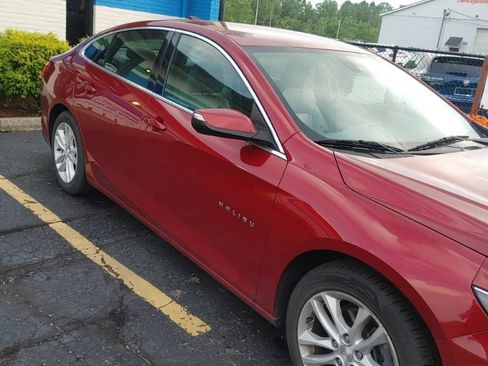 Used 2017 Chevrolet Malibu LT w/ Leather Package FWD image 2
