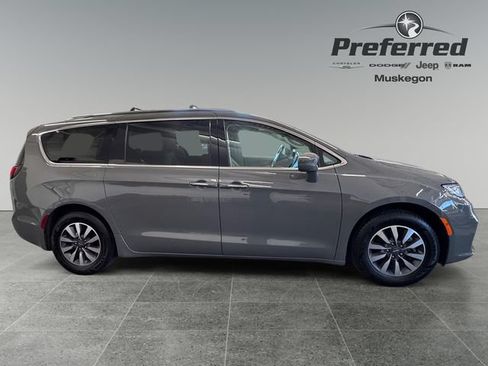 Used 2021 Chrysler Pacifica Touring-L FWD image 8
