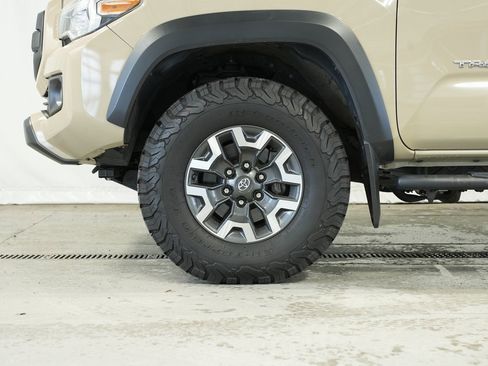 Used 2019 Toyota Tacoma TRD Off-Road w/ Technology Package image 40