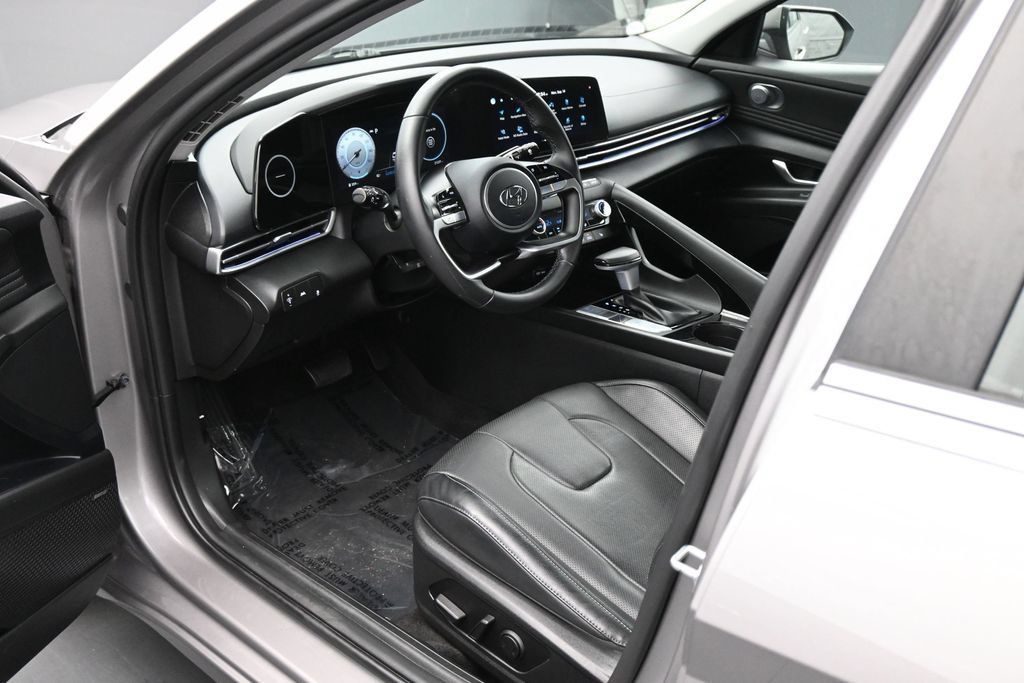 Used 2022 Hyundai Elantra Limited FWD image 2