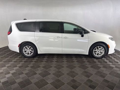 Used 2024 Chrysler Pacifica Touring-L FWD image 4