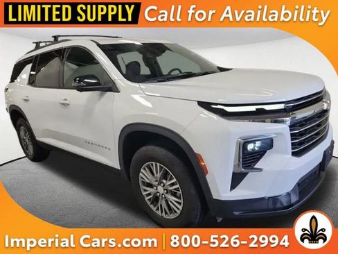 Used 2025 Chevrolet Traverse LT w/ Driver Confidence Package image 1