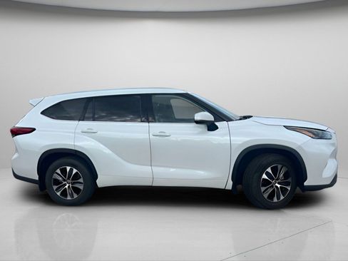 Used 2022 Toyota Highlander XLE AWD/4WD image 4