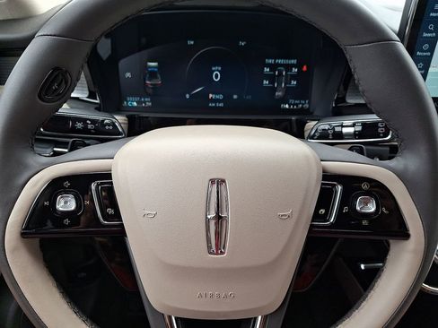 Used 2023 Lincoln Corsair AWD image 17