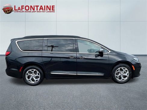 Used 2023 Chrysler Pacifica Limited image 8