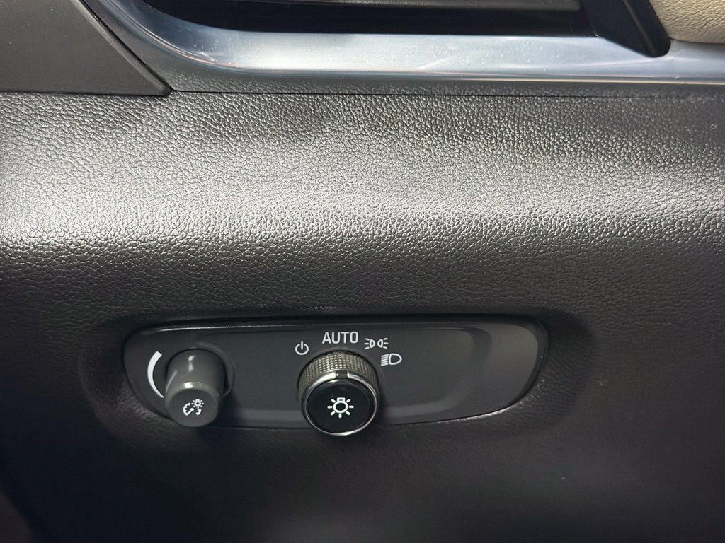 Used 2022 Chevrolet Traverse LT w/ LT Premium Package FWD image 30