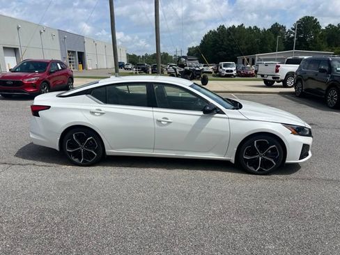 Used 2023 Nissan Altima 2.5 SR FWD image 4