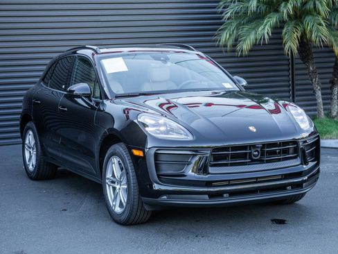 Certified 2025 Porsche Macan image 6