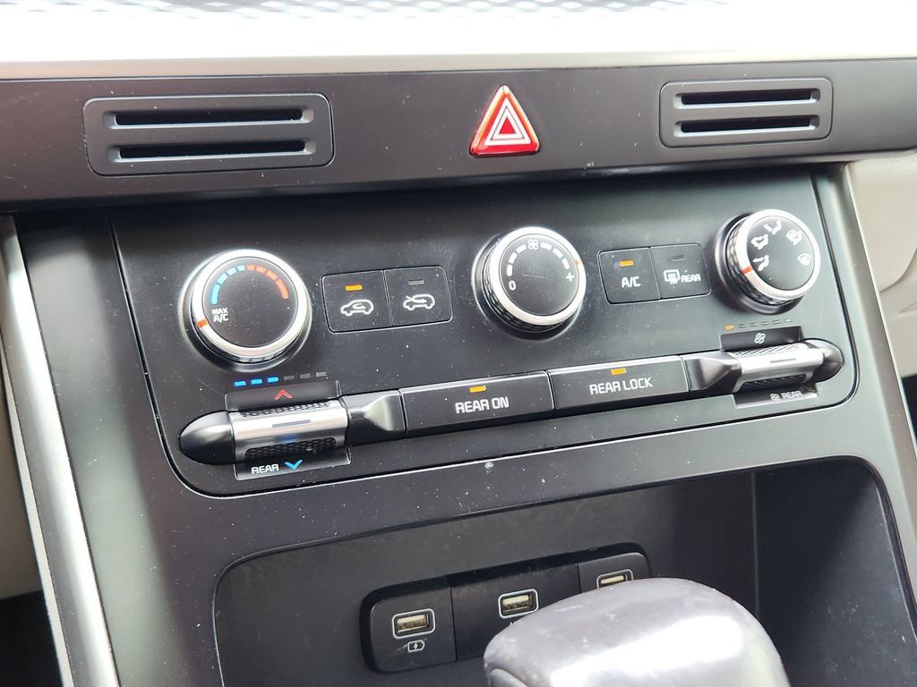 Used 2024 Kia Carnival LX FWD image 16