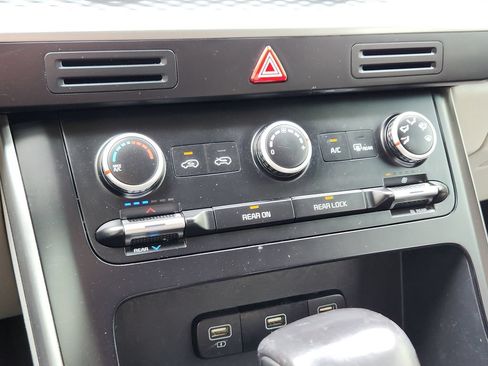 Used 2024 Kia Carnival LX FWD image 16