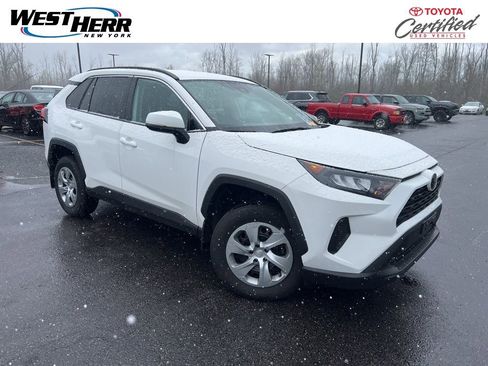Used 2021 Toyota RAV4 LE image 1