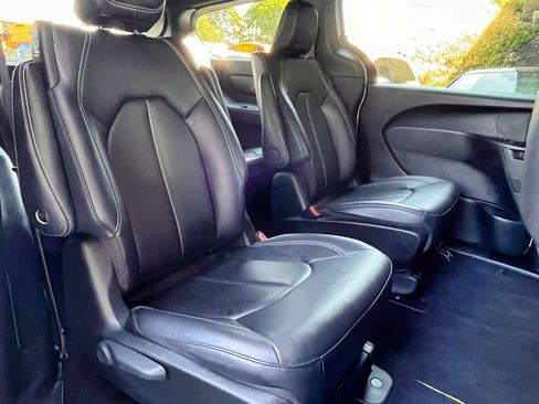 Used 2024 Chrysler Pacifica Limited FWD image 45