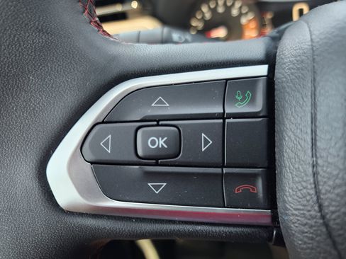 Used 2025 Jeep Compass Trailhawk AWD/4WD image 18