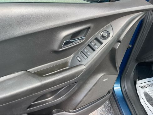 Used 2019 Chevrolet Trax LT w/ Sun & Sound Package FWD image 7