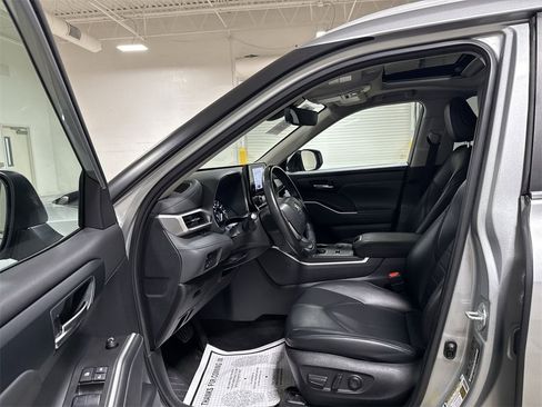 Used 2023 Toyota Highlander XLE image 19