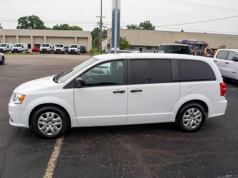 Used 2019 Dodge Grand Caravan SE FWD image 4