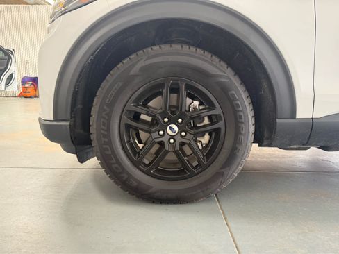 Used 2025 Ford Explorer Active AWD/4WD image 11