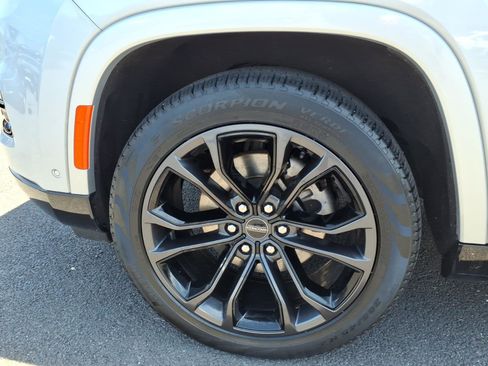 Used 2024 Jeep Grand Wagoneer L Series III w/ Rear Seat Video Group 1 AWD/4WD image 9