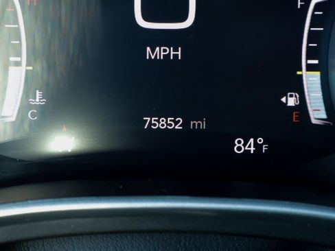 Used 2023 Chrysler Pacifica Touring-L FWD image 31