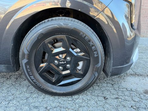 Used 2025 Kia Carnival LX image 9