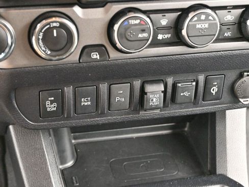 Used 2022 Toyota Tacoma TRD Off-Road w/ Technology Package AWD/4WD image 25